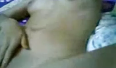 جذاب عیار آسیایی سوار کمیک سکسی تصویری یک خروس سفت و سخت می شود
