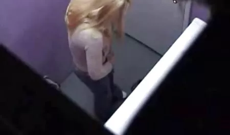 دو بابای داستان سکسی خواهر برادر سکسی خود را انگشت می زنند